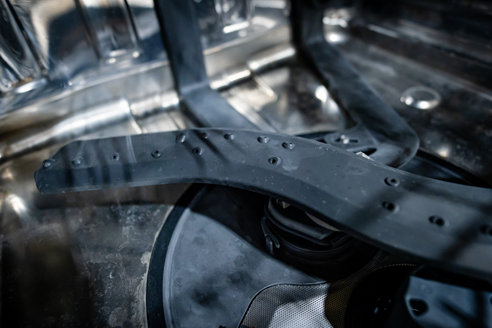 Friendly NEU Appliance Repair technician concluding a service call in Central Austin, shaking hands with a happy customer.